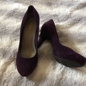 Me Too suede platform purple pumps. Size 9